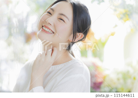 ブーケを持つ若い女性 ブーケを持つ若い女性 115144611