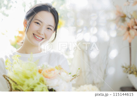 ブーケを持つ若い女性 ブーケを持つ若い女性 115144615