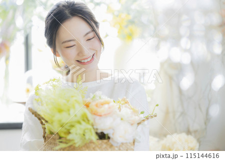 ブーケを持つ若い女性 ブーケを持つ若い女性 115144616