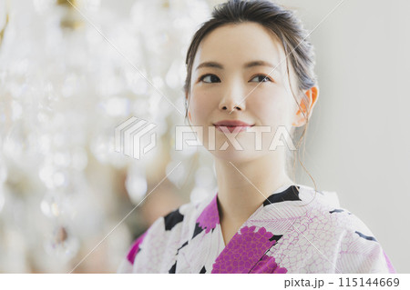 浴衣を着た女性 115144669