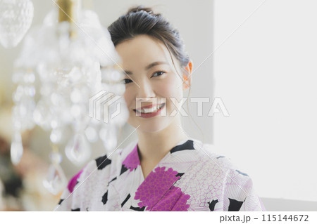 浴衣を着た女性 115144672