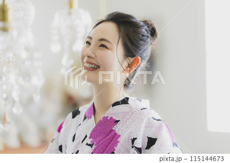 浴衣を着た女性 115144673