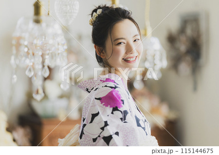 浴衣を着た女性 115144675