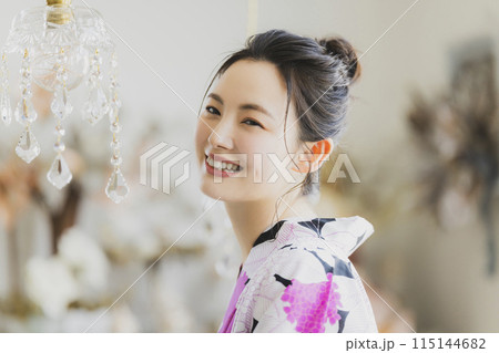 浴衣を着た女性 115144682