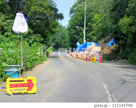 土砂崩れ道路 土砂崩れ道路 115144798