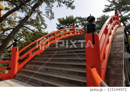 大阪／住吉大社の赤い反橋（2024年4月9日撮影） 115144972