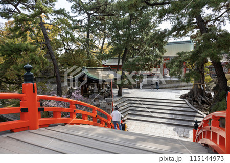 大阪／住吉大社の赤い反橋（2024年4月9日撮影） 115144973