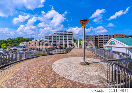 日本の横浜都市景観 横浜市営地下鉄グリーンライン 北山田駅などを望む。正面奥に横浜国際プール 115144982