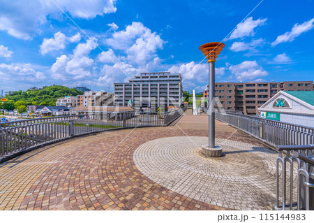 日本の横浜都市景観 横浜市営地下鉄グリーンライン 北山田駅などを望む。正面奥に横浜国際プール 115144983