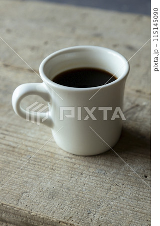 木製のテーブルに置いたコーヒー 木製のテーブルに置いたコーヒー 115145090