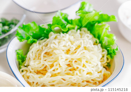 茹でた中華麺 115145218