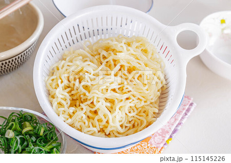 茹でた中華麺 茹でた中華麺 115145226