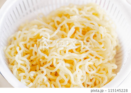茹でた中華麺 茹でた中華麺 115145228