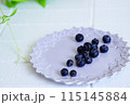 お皿にのったブルーベリー 115145884