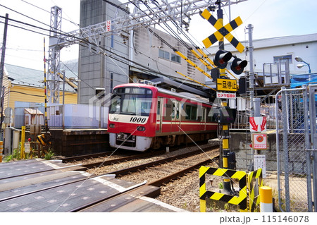 花月総持寺駅に停車中の京急1000形電車/京浜急行電鉄 花月総持寺駅に停車中の京急1000形電車/京浜急行電鉄 115146078
