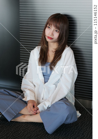 ヨガのポーズをとる女性　あぐらをかく女性　自分の時間 115146152