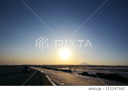 早春の北海道道444号線から利尻山の南に沈む太陽を臨む 早春の北海道道444号線から利尻山の南に沈む太陽を臨む 115147162