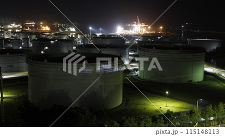 福島県いわき市の大畑貝塚公園の展望台から撮影した夜景、タンクや小名浜港周辺の工業地帯が見える 福島県いわき市の大畑貝塚公園の展望台から撮影した夜景、タンクや小名浜港周辺の工業地帯が見える 115148113