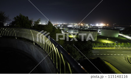 福島県いわき市の大畑貝塚公園の展望台から撮影した夜景、タンクや小名浜港周辺の工業地帯が見える 福島県いわき市の大畑貝塚公園の展望台から撮影した夜景、タンクや小名浜港周辺の工業地帯が見える 115148116