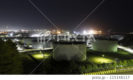 福島県いわき市の大畑貝塚公園の展望台から撮影した夜景、タンクや小名浜港周辺の工業地帯が見える 115148117