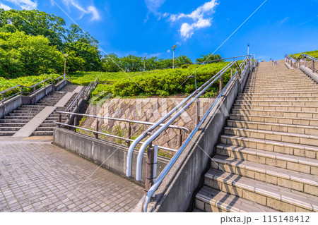 日本の横浜都市景観 横浜国際プールへの階段などを望む(階段を上がった奥に横浜国際プール) 日本の横浜都市景観 横浜国際プールへの階段などを望む(階段を上がった奥に横浜国際プール) 115148412