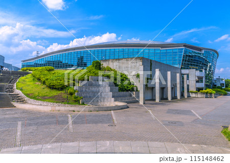 日本の横浜都市景観　横浜国際プールなどを望む 115148462