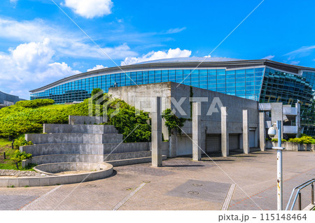 日本の横浜都市景観　横浜国際プールなどを望む 115148464