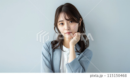 考える女性 115150468
