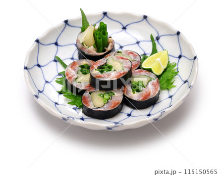 酢じめイワシの海苔巻き 115150565