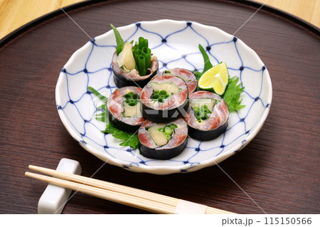 酢じめイワシの海苔巻き 115150566