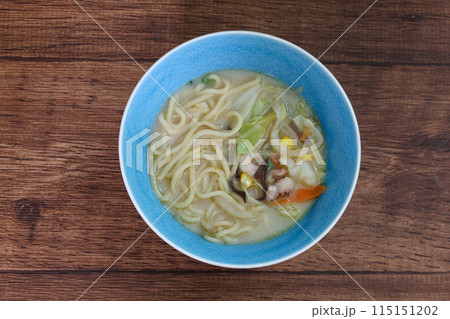 木製テーブルにおいたちゃんぽん麺 木製テーブルにおいたちゃんぽん麺 115151202