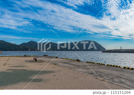 長崎県の五島列島の中通島の奈良尾港の風景 長崎県の五島列島の中通島の奈良尾港の風景 115151204