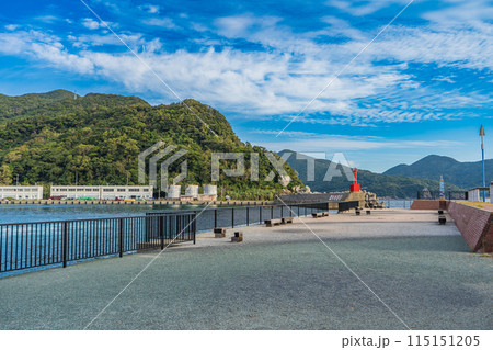長崎県の五島列島の中通島の奈良尾港の風景 115151205