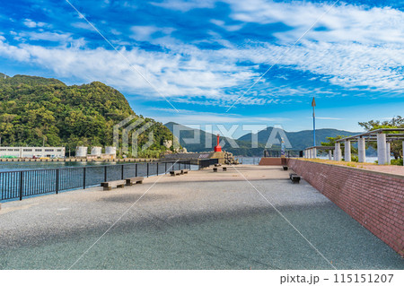 長崎県の五島列島の中通島の奈良尾港の風景 長崎県の五島列島の中通島の奈良尾港の風景 115151207