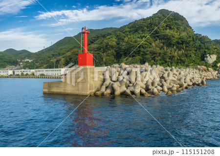 長崎県の五島列島の中通島の奈良尾港の風景 長崎県の五島列島の中通島の奈良尾港の風景 115151208