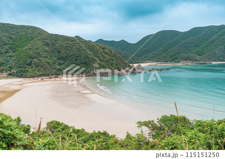 長崎県の五島列島にある美しいビーチ「高浜海水浴場」の風景 長崎県の五島列島にある美しいビーチ「高浜海水浴場」の風景 115151250