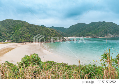 長崎県の五島列島にある美しいビーチ「高浜海水浴場」の風景 115151252