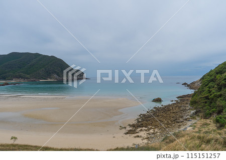 長崎県の五島列島にある美しいビーチ「高浜海水浴場」の風景 115151257