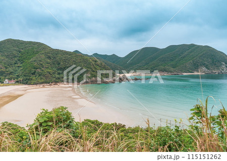 長崎県の五島列島にある美しいビーチ「高浜海水浴場」の風景 長崎県の五島列島にある美しいビーチ「高浜海水浴場」の風景 115151262