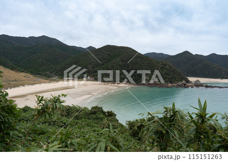 長崎県の五島列島にある美しいビーチ「高浜海水浴場」の風景 長崎県の五島列島にある美しいビーチ「高浜海水浴場」の風景 115151263