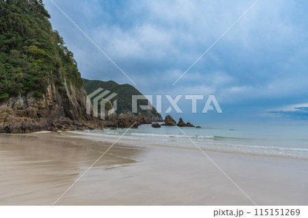 長崎県の五島列島にある美しいビーチ「高浜海水浴場」の風景 115151269