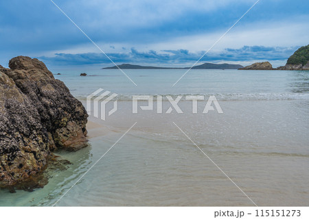 長崎県の五島列島にある美しいビーチ「高浜海水浴場」の風景 長崎県の五島列島にある美しいビーチ「高浜海水浴場」の風景 115151273