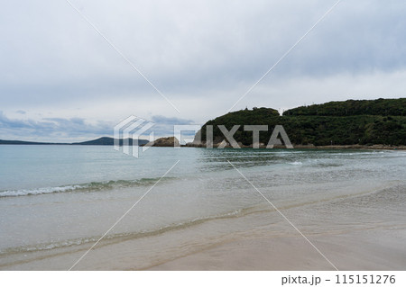長崎県の五島列島にある美しいビーチ「高浜海水浴場」の風景 長崎県の五島列島にある美しいビーチ「高浜海水浴場」の風景 115151276