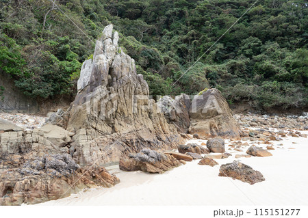長崎県の五島列島にある美しいビーチ「高浜海水浴場」の風景 長崎県の五島列島にある美しいビーチ「高浜海水浴場」の風景 115151277