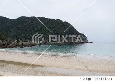 長崎県の五島列島にある美しいビーチ「高浜海水浴場」の風景 長崎県の五島列島にある美しいビーチ「高浜海水浴場」の風景 115151284
