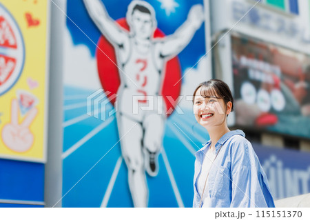 大阪の街を観光する若い女性 115151370