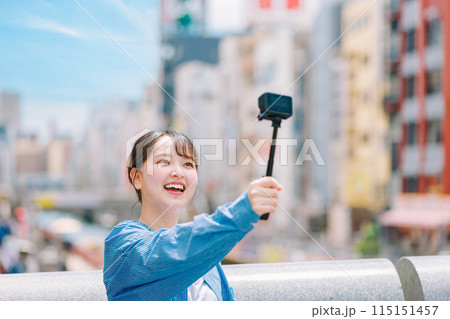 大阪観光で自撮りする若い女性 115151457