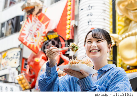 大阪道頓堀で名物のたこ焼きを食べる女性 大阪道頓堀で名物のたこ焼きを食べる女性 115151615