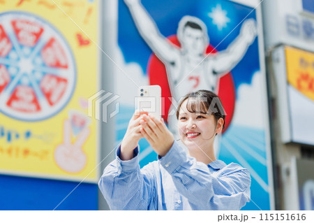 大阪の戎橋で自撮りする若い女性 大阪の戎橋で自撮りする若い女性 115151616
