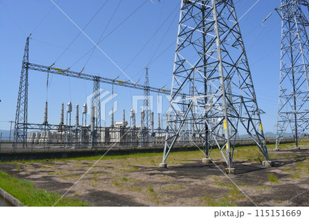屋外変電設備と送電塔 115151669